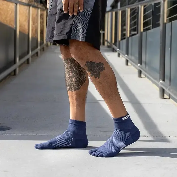 Injinji-Run-Lightweight-Mini‑Crew-navy-04.webp