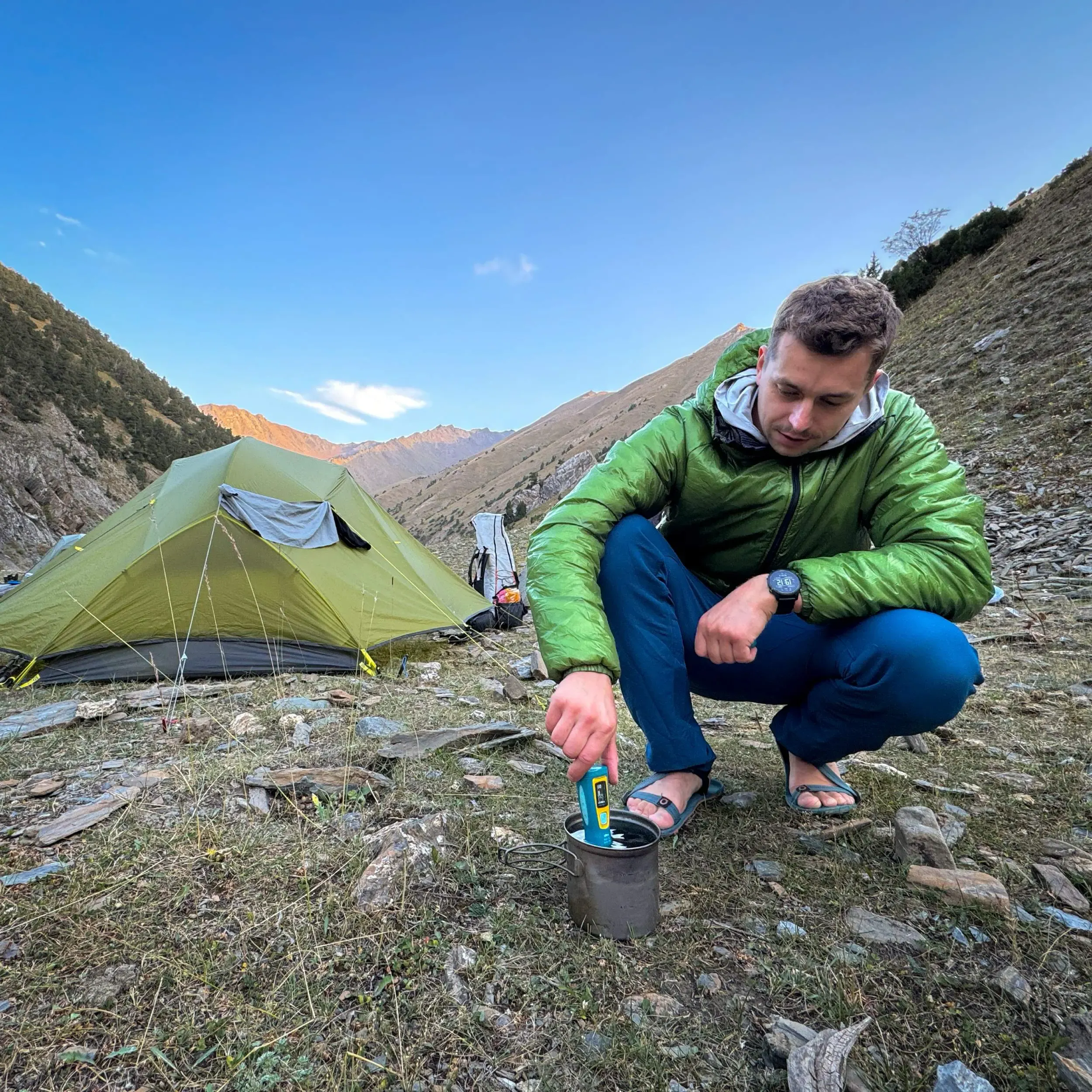 Vodní filtr Steripen Ultra je malá cestovní lampa s ultrafialovým zářením, která odstraní 99,9 % mikroorganismů a virů během 90 sekund. Životnost 8000 litrů.