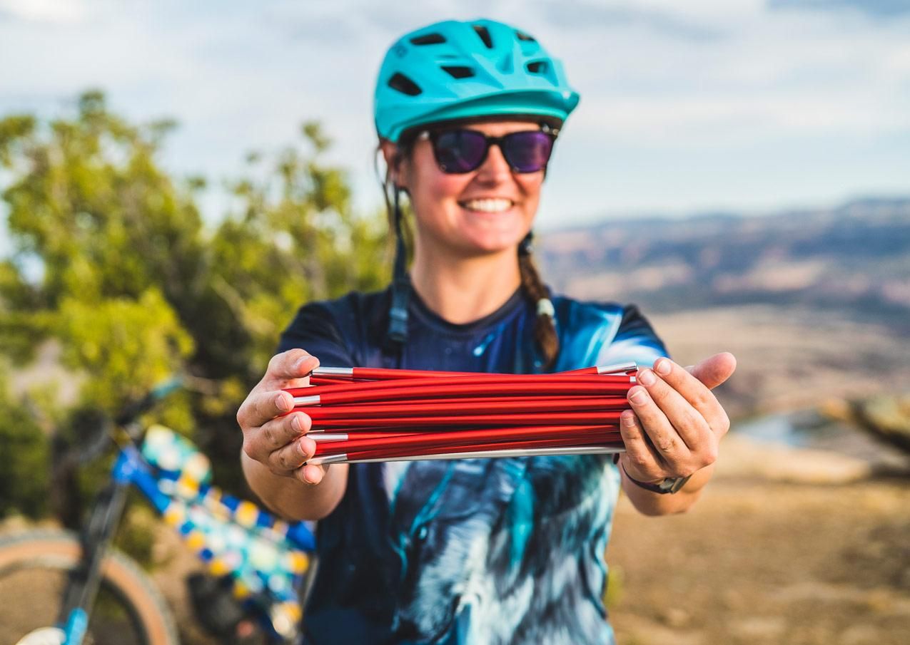 Super skladné pruty stanu Big Agnes Bikepack - složené pruty a speciální obal, který se vejde na řídítka