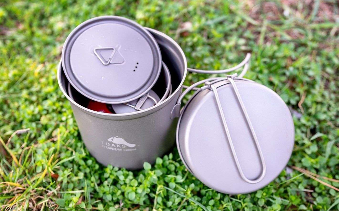 TOAKS Titanium 1100 ml Pot with Pan lifestyle