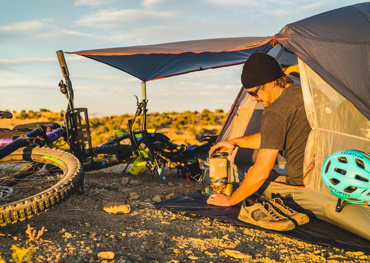 Řada stanů Big Agnes Copper Spur umožňuje udělat si z tropika stříšku nad předsíňkou.